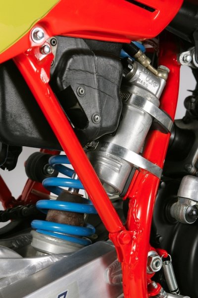 Another feature that ended with the ’86 CRs was the remote mounted reservoir shock. In 1987, Honda went to an odd