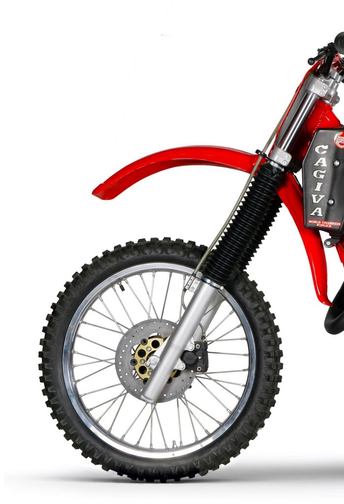 By far the weakest link of the ’86 WMX’s performance package were its grim stock forks. These 42mm Marzocchi units were