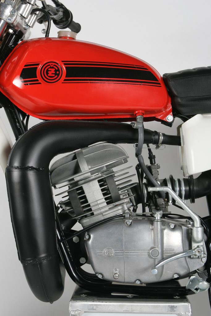 This is the 1970s equivalent of a claw hammer. The CZ400 motor did without any modern technology whatsoever. The CZ’s