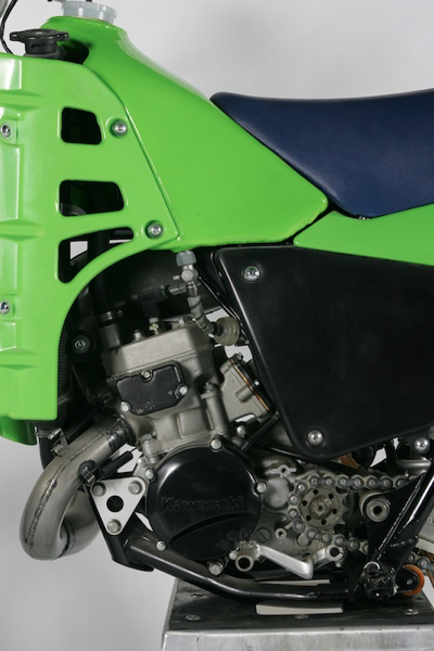 Here you can see a prototype version of Kawasaki’s “KIPS” variable exhaust port on the side of the SR’s cylinder. Before the