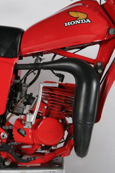 1979 saw the CR125 receive an “up” pipe for the first time. The new motor suffered from carburetor issues and was the slug