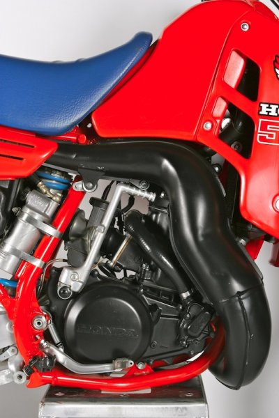 One of the all-time ground pounders, the ‘86 CR500R put out horsepower and torque in buckets full. This motor was more than