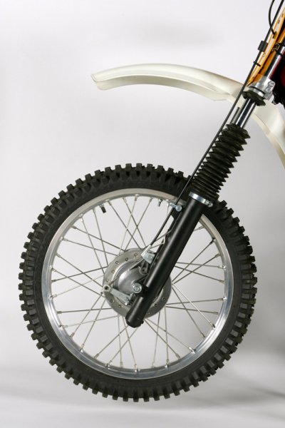 Up front, the ‘89 CZ’s came equipped with 38mm air and oil adjustable forks and Barum (Barum?!?) tires. The forks action was