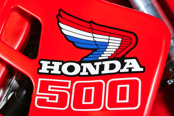 I always loved these Honda “wing” graphics. They were clean, classy, and a far cry from the hideous cartoon graphics that