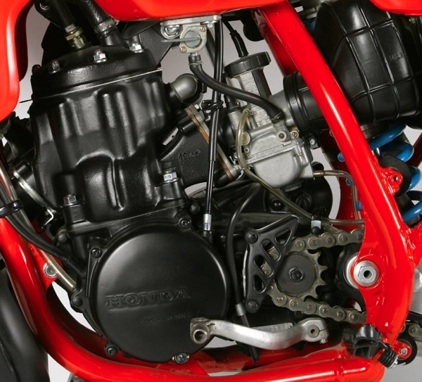 Early 500 two-strokes were plagued by detonation and inscrutable jetting. Liquid cooling and better carbs like this flat