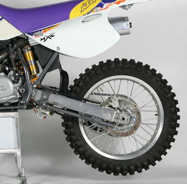 For ‘95 KTM also ditched the awful White Power shock found on the ’94 550. In its place they installed a Swedish Ohlins unit