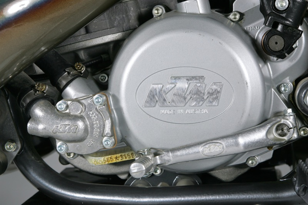 It is a good thing the 550’s massive torque made shifting virtually unnecessary, because this baby had more neutrals than a