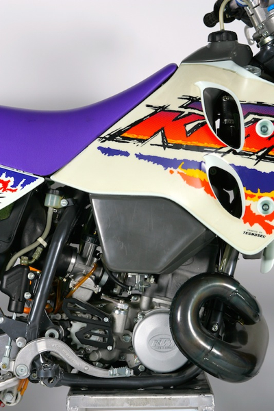 The 550 came out of the hole with a strong but not overpowering blast of torque before lighting the afterburners in the
